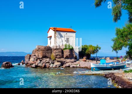 Die kleine Kirche Panagia Gorgona liegt auf einem Felsen in Skala Sykamias, einem malerischen Küstendorf von Lesvos Stockfoto