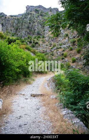 Kotor, 3. Juli 2021: Wunderschöne Straßen in der Altstadt von Kotor erklimmen den Berg, Montenegro Stockfoto