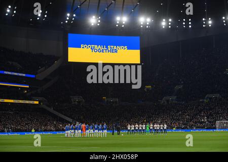 07. März 2022 - Tottenham Hotspur gegen Everton - Premier League - Tottenham Hotspur Stadium Eine Minute Applaus von den Spielern und den Fans vor dem Spiel, als sie ihre Unterstützung für die Ukraine im Krieg gegen Russland zeigen Bildnachweis : © Mark Pain / Alamy Live News Stockfoto