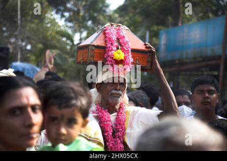 (3/7/2022) Chettikulangara Bharani ist ein spektakuläres Fest, das im Chettikulangara Tempel in der Nähe von Mavelikara in Alappuzha gefeiert wird. Das Festival findet während des Malayalam-Monats Kumbham (Februar-März) statt und ist der Göttin (Bhagavathy) gewidmet. Die ganze Stadt erwacht zum Leben und die Heiterkeit bedeckt ihre Landschaft. Dieses Fest wird gefeiert, um der Gottheit gute Wünsche für ihre Reise zu senden, um ihre Mutter im Sree Kurumba Devi Tempel, Kodungalloor, zu besuchen. Am Abend werden die Tempelräume mit 100 unterschiedlich großen dekorierten Bildnis von Kuthira und Theru gefüllt, die hauptsächlich in den Tempel m gebracht werden Stockfoto