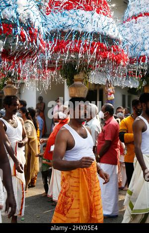 (3/7/2022) Chettikulangara Bharani ist ein spektakuläres Fest, das im Chettikulangara Tempel in der Nähe von Mavelikara in Alappuzha gefeiert wird. Das Festival findet während des Malayalam-Monats Kumbham (Februar-März) statt und ist der Göttin (Bhagavathy) gewidmet. Die ganze Stadt erwacht zum Leben und die Heiterkeit bedeckt ihre Landschaft. Dieses Fest wird gefeiert, um der Gottheit gute Wünsche für ihre Reise zu senden, um ihre Mutter im Sree Kurumba Devi Tempel, Kodungalloor, zu besuchen. Am Abend werden die Tempelräume mit 100 unterschiedlich großen dekorierten Bildnis von Kuthira und Theru gefüllt, die hauptsächlich in den Tempel m gebracht werden Stockfoto