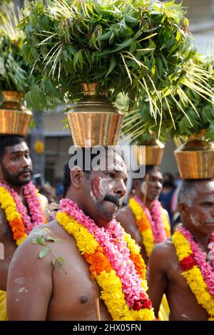 (3/7/2022) Chettikulangara Bharani ist ein spektakuläres Fest, das im Chettikulangara Tempel in der Nähe von Mavelikara in Alappuzha gefeiert wird. Das Festival findet während des Malayalam-Monats Kumbham (Februar-März) statt und ist der Göttin (Bhagavathy) gewidmet. Die ganze Stadt erwacht zum Leben und die Heiterkeit bedeckt ihre Landschaft. Dieses Fest wird gefeiert, um der Gottheit gute Wünsche für ihre Reise zu senden, um ihre Mutter im Sree Kurumba Devi Tempel, Kodungalloor, zu besuchen. Am Abend werden die Tempelräume mit 100 unterschiedlich großen dekorierten Bildnis von Kuthira und Theru gefüllt, die hauptsächlich in den Tempel m gebracht werden Stockfoto