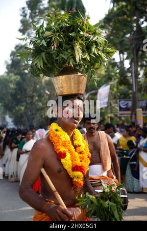 (3/7/2022) Chettikulangara Bharani ist ein spektakuläres Fest, das im Chettikulangara Tempel in der Nähe von Mavelikara in Alappuzha gefeiert wird. Das Festival findet während des Malayalam-Monats Kumbham (Februar-März) statt und ist der Göttin (Bhagavathy) gewidmet. Die ganze Stadt erwacht zum Leben und die Heiterkeit bedeckt ihre Landschaft. Dieses Fest wird gefeiert, um der Gottheit gute Wünsche für ihre Reise zu senden, um ihre Mutter im Sree Kurumba Devi Tempel, Kodungalloor, zu besuchen. Am Abend werden die Tempelräume mit 100 unterschiedlich großen dekorierten Bildnis von Kuthira und Theru gefüllt, die hauptsächlich in den Tempel m gebracht werden Stockfoto