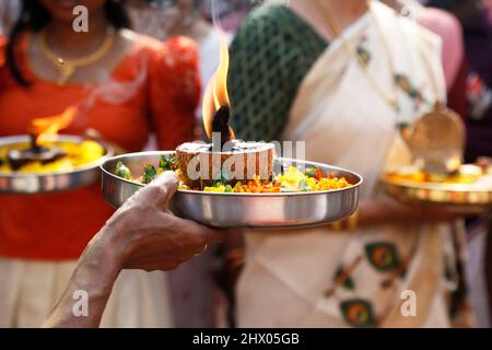 (3/7/2022) Chettikulangara Bharani ist ein spektakuläres Fest, das im Chettikulangara Tempel in der Nähe von Mavelikara in Alappuzha gefeiert wird. Das Festival findet während des Malayalam-Monats Kumbham (Februar-März) statt und ist der Göttin (Bhagavathy) gewidmet. Die ganze Stadt erwacht zum Leben und die Heiterkeit bedeckt ihre Landschaft. Dieses Fest wird gefeiert, um der Gottheit gute Wünsche für ihre Reise zu senden, um ihre Mutter im Sree Kurumba Devi Tempel, Kodungalloor, zu besuchen. Am Abend werden die Tempelräume mit 100 unterschiedlich großen dekorierten Bildnis von Kuthira und Theru gefüllt, die hauptsächlich in den Tempel m gebracht werden Stockfoto