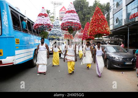 (3/7/2022) Chettikulangara Bharani ist ein spektakuläres Fest, das im Chettikulangara Tempel in der Nähe von Mavelikara in Alappuzha gefeiert wird. Das Festival findet während des Malayalam-Monats Kumbham (Februar-März) statt und ist der Göttin (Bhagavathy) gewidmet. Die ganze Stadt erwacht zum Leben und die Heiterkeit bedeckt ihre Landschaft. Dieses Fest wird gefeiert, um der Gottheit gute Wünsche für ihre Reise zu senden, um ihre Mutter im Sree Kurumba Devi Tempel, Kodungalloor, zu besuchen. Am Abend werden die Tempelräume mit 100 unterschiedlich großen dekorierten Bildnis von Kuthira und Theru gefüllt, die hauptsächlich in den Tempel m gebracht werden Stockfoto