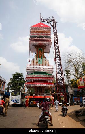 (3/7/2022) Chettikulangara Bharani ist ein spektakuläres Fest, das im Chettikulangara Tempel in der Nähe von Mavelikara in Alappuzha gefeiert wird. Das Festival findet während des Malayalam-Monats Kumbham (Februar-März) statt und ist der Göttin (Bhagavathy) gewidmet. Die ganze Stadt erwacht zum Leben und die Heiterkeit bedeckt ihre Landschaft. Dieses Fest wird gefeiert, um der Gottheit gute Wünsche für ihre Reise zu senden, um ihre Mutter im Sree Kurumba Devi Tempel, Kodungalloor, zu besuchen. Am Abend werden die Tempelräume mit 100 unterschiedlich großen dekorierten Bildnis von Kuthira und Theru gefüllt, die hauptsächlich in den Tempel m gebracht werden Stockfoto