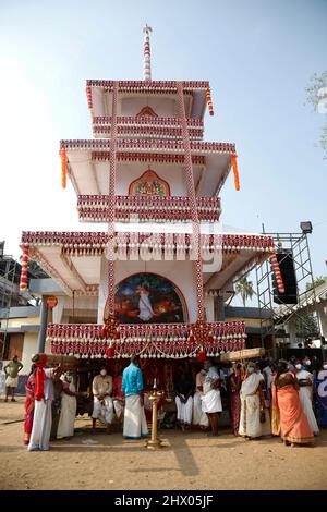 (3/7/2022) Chettikulangara Bharani ist ein spektakuläres Fest, das im Chettikulangara Tempel in der Nähe von Mavelikara in Alappuzha gefeiert wird. Das Festival findet während des Malayalam-Monats Kumbham (Februar-März) statt und ist der Göttin (Bhagavathy) gewidmet. Die ganze Stadt erwacht zum Leben und die Heiterkeit bedeckt ihre Landschaft. Dieses Fest wird gefeiert, um der Gottheit gute Wünsche für ihre Reise zu senden, um ihre Mutter im Sree Kurumba Devi Tempel, Kodungalloor, zu besuchen. Am Abend werden die Tempelräume mit 100 unterschiedlich großen dekorierten Bildnis von Kuthira und Theru gefüllt, die hauptsächlich in den Tempel m gebracht werden Stockfoto