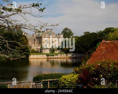 Palace House, Beaulieu, von der anderen Seite des Beaulieu River und Mill Dam, New Forest, Hampshire. Stockfoto