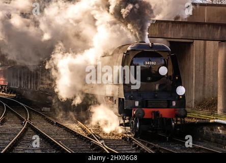 Mobbing 7P5FA 4-6-2 ‘West Country’-Lokomotive Nummer 34092 der Stadt Wells beim Betreten des Bury-Bahnhofs auf der East Lancs Railway Stockfoto