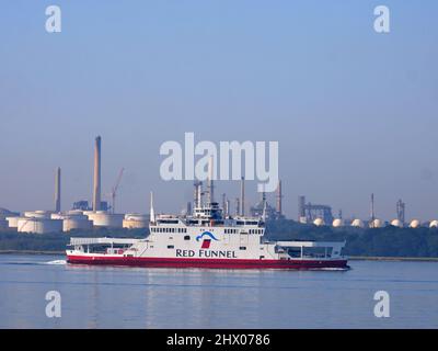 Red Funnel Fähre Red Osprey fährt an der Fawley Ölraffinerie, Southampton Water, Hampshire vorbei. Stockfoto