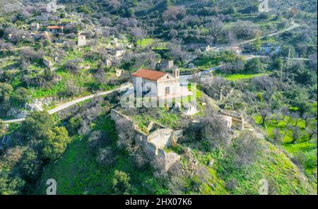 Landflucht in Zypern. Panagia Kirche und verlassenen Dorf Korfi Stockfoto