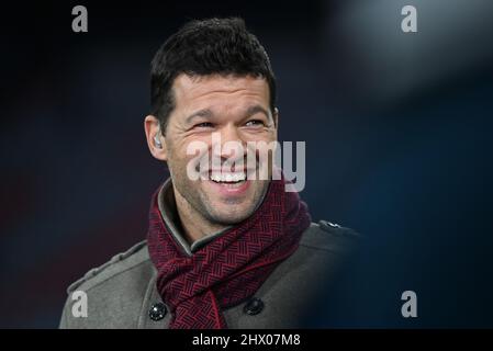 München, Deutschland. 08. März 2022. Fußball, Champions League, Bayern München - RB Salzburg, Runde 16, zweite Etappe in der Allianz Arena. Michael Ballack, ehemaliger FC Bayern-Spieler, ist als TV-Experte im Stadion. Quelle: Sven Hoppe/dpa/Alamy Live News Stockfoto