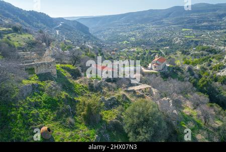 Ruinen eines verlassenen Dorfes auf einem Hügel. Landflucht in Zypern Stockfoto