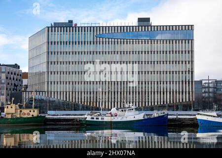 Wood City, Bürogebäude aus Holz am Meer, besser bekannt als Supercell-Hauptquartier, in Jätkäsaari oder Länsisatama in Helsinki, Finnland Stockfoto
