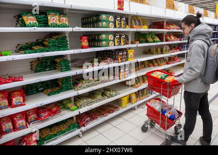 Moskau, Russland. 8.. März, 2022 Menschen kaufen in einem Auchan-Hypermarkt im Mega-Einkaufszentrum in der Stadt Khimki, Region Moskau, Russland ein Stockfoto