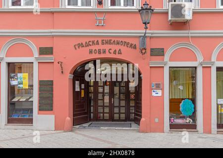 Novi Sad, Serbien - 21. September 2021: Eingang zum Stadtbibliotheksgebäude in der Dunavska Straße. Stockfoto