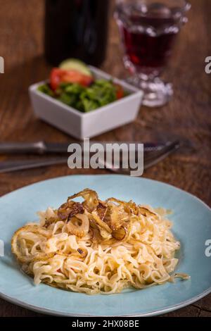 schwäbische Pasta mit Salat auf Holz Stockfoto