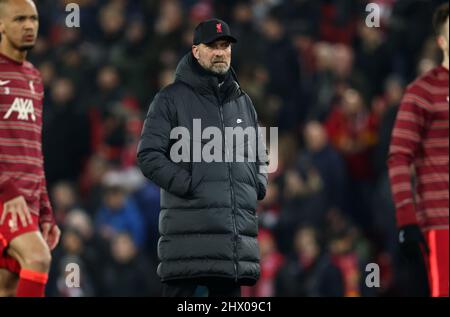 Liverpool, England, 8.. März 2022. Jürgen Klopp-Manager von Liverpool beim Aufwärmen vor dem Spiel der UEFA Champions League in Anfield, Liverpool. Bildnachweis sollte lauten: Darren Staples / Sportimage Stockfoto