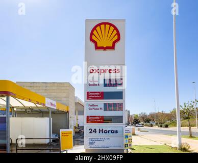 Huelva, Spanien - 6. März 2022: Anzeige mit Gaspreisen, Diesel und bleifreiem Benzin, an der Shell-Tankstelle. Stockfoto