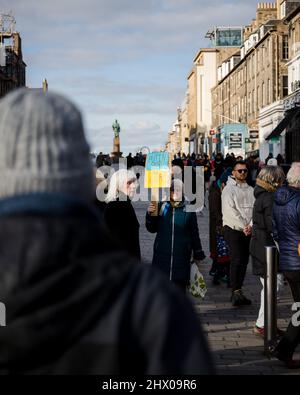 Hunderte von Demonstranten, die den Krieg stoppen, halten die Princes Street an der Reihe, um gegen die russische Invasion der Ukraine zu protestieren Stockfoto