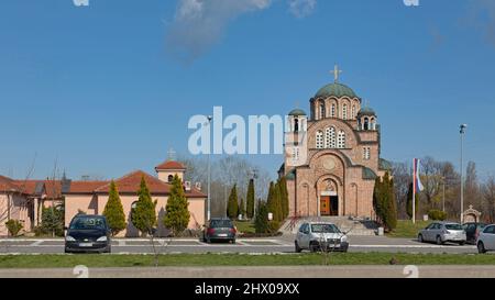 Belgrad, Serbien - 24. März 2021: Serbisch-orthodoxe Kirche des heiligen Lukas der Apostel in der Zrenjanjin Straße. Stockfoto