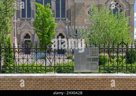 Szeged, Ungarn - 16. Juni 2021: Schild am Synagogengebäude in Szeged, Ungarn. Stockfoto