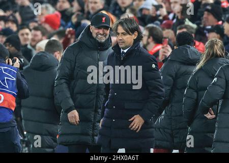 Jürgen Klopp, Manager von Liverpool, begrüßt Simone Inzaghi, Cheftrainer von Inter Mailand Stockfoto