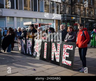 Hunderte von Demonstranten, die den Krieg stoppen, halten die Princes Street an der Reihe, um gegen die russische Invasion der Ukraine zu protestieren Stockfoto