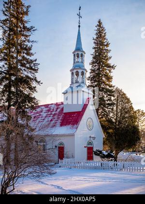 St. Bernard Kapelle im Skigebiet Mont-Tremblant, Quebec, Kanada am Ende eines sonnigen Wintertages mit Schnee auf dem Boden Stockfoto