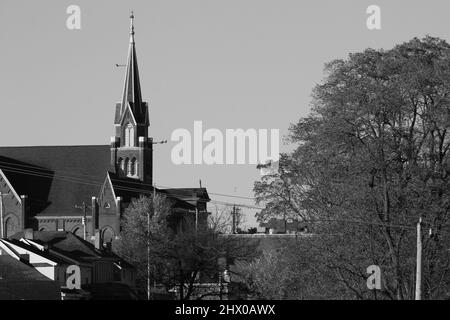 Monochrome Skyline-Landschaft mit Kirchturm Stockfoto