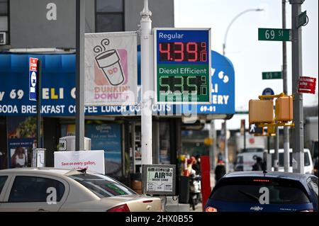 New York, USA. 08. März 2022. Benzinpreise, die sich $5 pro Gallone nähern, werden an einer Tankstelle am Queens Blvd. Im Stadtteil Queens von New York City, NY, 8. März 2022 angepriesen. Als der durchschnittliche nationale Gaspreis 4,17 US-Dollar erreichte, kündigte Präsident Joe Biden als Reaktion auf die russische Invasion in die Ukraine ein Verbot russischer Energieimporte an, darunter Öl, Erdgas und Kohle. (Foto von Anthony Behar/Sipa USA) Quelle: SIPA USA/Alamy Live News Stockfoto