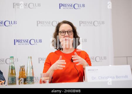 München, Deutschland. 08. März 2022. Dr. Christina Berndt Münchner Presseclub Diskussion (München, Deutschland), 8. März 2022, zum Thema Corona/Covid19 mit der Virologen Prof. Dr. Ulrike Protzer und Dr. Christina Berndt, Wissenschaftsjournalistin des Jahres. (Foto: Alexander Pohl/Sipa USA) Quelle: SIPA USA/Alamy Live News Stockfoto