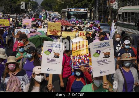 San Salvador, El Salvador. 08. März 2022. Frauen singen Parolen, während sie mit Plakaten marschieren, während einer Demonstration, die Gleichheit, Gewalt gegen Frauen und Feminizide am Internationalen Frauentag fordert. Kredit: SOPA Images Limited/Alamy Live Nachrichten Stockfoto