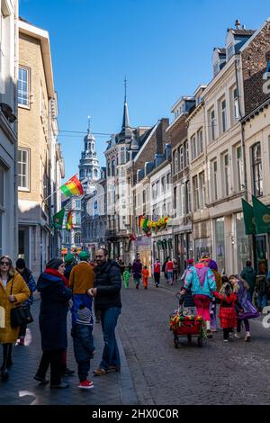 Lebhafte Parade beim Maastricht Carnival 2022 in Südniederland. Viele Bands, Aufführungsgruppen und Einzelpersonen traten in der Parade auf. Stockfoto