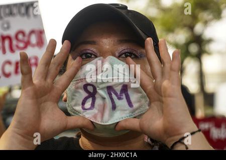 San Salvador, El Salvador. 08. März 2022. Eine Frau singt Parolen während einer Demonstration, die Gleichheit, Gewalt gegen Frauen und Feminizide am Internationalen Frauentag fordert. Kredit: SOPA Images Limited/Alamy Live Nachrichten Stockfoto