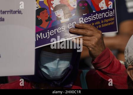 San Salvador, El Salvador. 08. März 2022. Eine Frau hält ein Plakat mit der Aufschrift „Frauen im Widerstand“ während einer Demonstration, die Gleichheit, Gewalt gegen Frauen und Feminizide am Internationalen Frauentag fordert, hoch. Kredit: SOPA Images Limited/Alamy Live Nachrichten Stockfoto