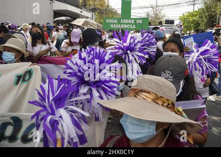 San Salvador, El Salvador. 08. März 2022. Viele Frauen singen Parolen, während sie während einer Demonstration marschieren, die Gleichheit, Gewalt gegen Frauen und Feminizide am Internationalen Frauentag fordert. Kredit: SOPA Images Limited/Alamy Live Nachrichten Stockfoto