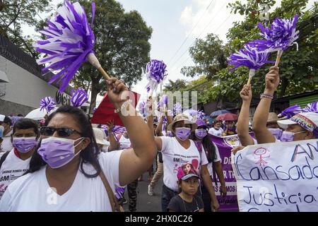 San Salvador, El Salvador. 08. März 2022. Viele Frauen singen Parolen, während sie während einer Demonstration marschieren, die Gleichheit, Gewalt gegen Frauen und Feminizide am Internationalen Frauentag fordert. Kredit: SOPA Images Limited/Alamy Live Nachrichten Stockfoto