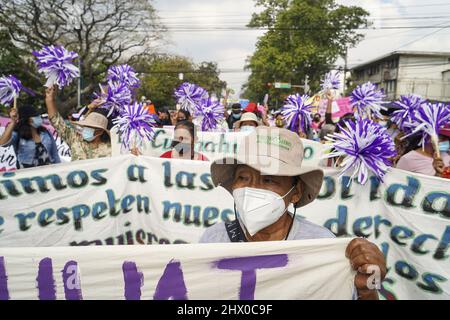 San Salvador, El Salvador. 08. März 2022. Die Menge von Frauen singt Slogans, während sie mit Transparenten marschieren, während einer Demonstration, die Gleichheit, Gewalt gegen Frauen und Feminizide am Internationalen Frauentag fordert. (Foto von Camilo Freedman/SOPA Images/Sipa USA) Quelle: SIPA USA/Alamy Live News Stockfoto