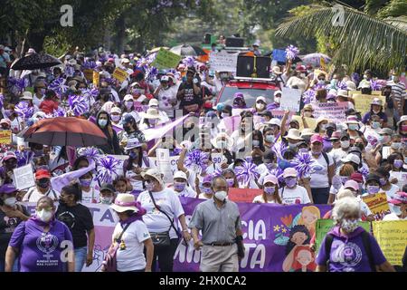 San Salvador, El Salvador. 08. März 2022. Viele Frauen singen Parolen, während sie während einer Demonstration marschieren, die Gleichheit, Gewalt gegen Frauen und Feminizide am Internationalen Frauentag fordert. (Foto von Camilo Freedman/SOPA Images/Sipa USA) Quelle: SIPA USA/Alamy Live News Stockfoto