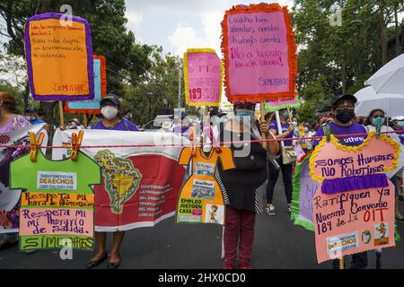 San Salvador, El Salvador. 08. März 2022. Frauen singen Parolen, während sie mit Plakaten marschieren, während einer Demonstration, die Gleichheit, Gewalt gegen Frauen und Feminizide am Internationalen Frauentag fordert. (Foto von Camilo Freedman/SOPA Images/Sipa USA) Quelle: SIPA USA/Alamy Live News Stockfoto