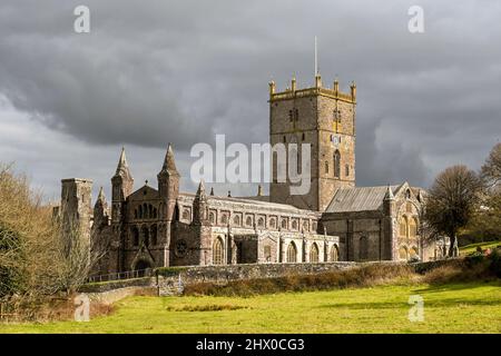 St David's, Pembrokeshire, Wales - März 2022: Landschaftlich reizvolle Ansicht des St David's catherdal in West Wales. Stockfoto