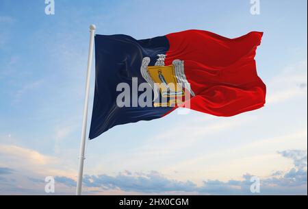 Flagge von Valparaiso, Chile bei bewölktem Himmel Hintergrund bei Sonnenuntergang, Panoramablick. Chilenisches Reise- und Patriot-Konzept. Platz zum Kopieren für breites Banner. 3D Abb. Stockfoto