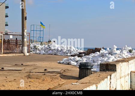 Non Exclusive: ODESA, UKRAINE - 8. MÄRZ 2022 - die Stapel von Sandsäcken sollen zum Schutz von zivilen und militärischen Einrichtungen wie der Ukraine verwendet werden Stockfoto