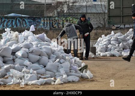 Non Exclusive: ODESA, UKRAINE - 8. MÄRZ 2022 - Freiwillige bereiten Sandsäcke vor, die wie die Ukraine in zivile und militärische Einrichtungen geschickt werden sollen Stockfoto