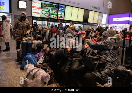 Ukrainische Flüchtlinge, die sich in der Warszawa Zachodnia Station ausruhen. Während die Kriegskrise in der Ukraine anhält, sind Millionen Ukrainer aus ihrer Heimat nach Polen geflohen, die meisten davon sind Frauen und Kinder. Die meisten von ihnen ruhen vorübergehend auf den Bahnhöfen in Warschau und warten auf eine Abseilung, so die UN-Agentur, haben die Flüchtlingsmigration 1,5 Millionen erreicht, was die schnellste seit dem Zweiten Weltkrieg ist. Die polnische Regierung hat einen Plan von 8 Milliarden Zloty ($1,7 Milliarden) zur Unterstützung der Flüchtlinge angekündigt. Stockfoto