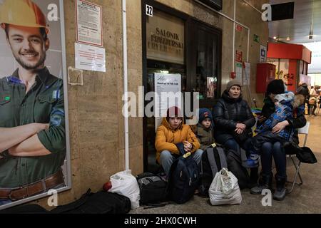 Mütter und ihre Kinder ruhen sich in der Warszawa Zachodnia Station aus. Während die Kriegskrise in der Ukraine anhält, sind Millionen Ukrainer aus ihrer Heimat nach Polen geflohen, die meisten davon sind Frauen und Kinder. Die meisten von ihnen ruhen vorübergehend auf den Bahnhöfen in Warschau und warten auf eine Abseilung, so die UN-Agentur, haben die Flüchtlingsmigration 1,5 Millionen erreicht, was die schnellste seit dem Zweiten Weltkrieg ist. Die polnische Regierung hat einen Plan von 8 Milliarden Zloty ($1,7 Milliarden) zur Unterstützung der Flüchtlinge angekündigt. Stockfoto