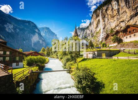 Tolle Aussicht auf Alpine Village glühende durch Sonnenlicht. Malerische und schöne Szene. Beliebte Touristenattraktion. Ort Schweizer Alpen, Lauterbrunnen Stockfoto