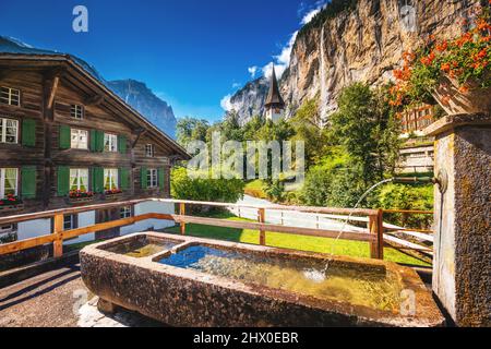 Tolle Aussicht auf Alpine Village glühende durch Sonnenlicht. Malerische und schöne Szene. Beliebte Touristenattraktion. Ort Schweizer Alpen, Lauterbrunnen Stockfoto