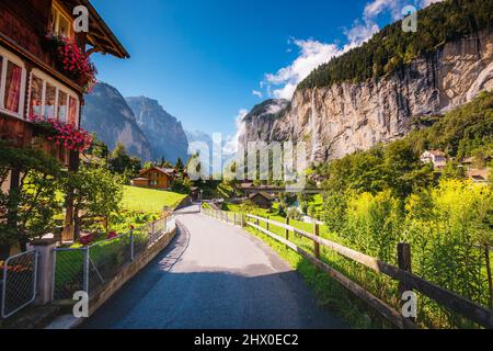 Tolle Aussicht auf Alpine Village glühende durch Sonnenlicht. Malerische und schöne Szene. Beliebte Touristenattraktion. Ort Schweizer Alpen, Lauterbrunnen Stockfoto